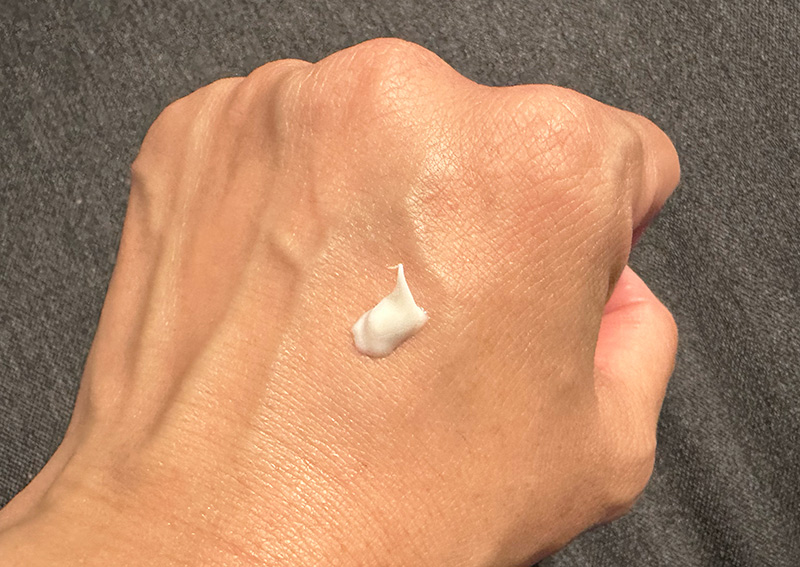 手の甲にハンドクリームを置いた様子