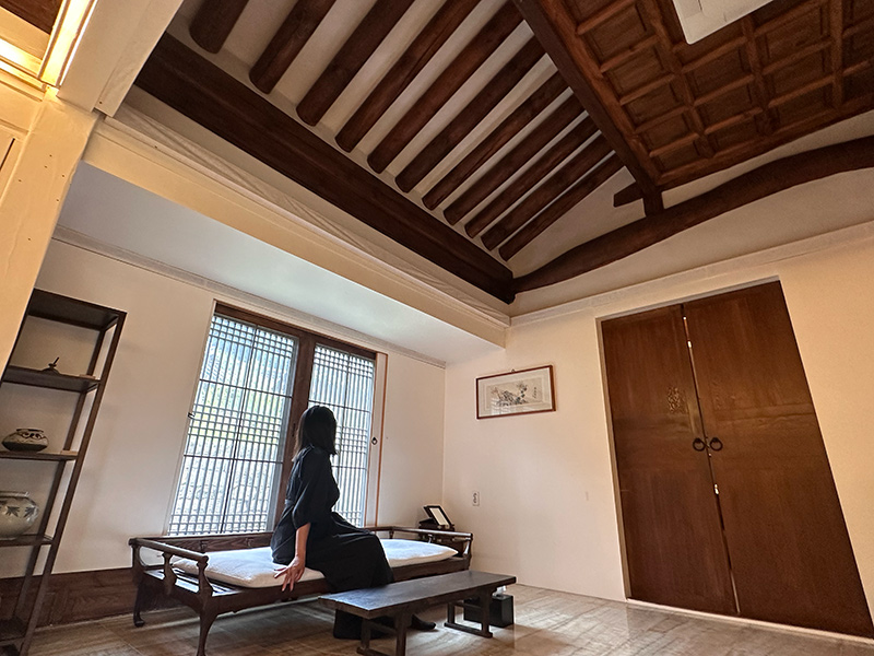 室内の様子を下から写した写真