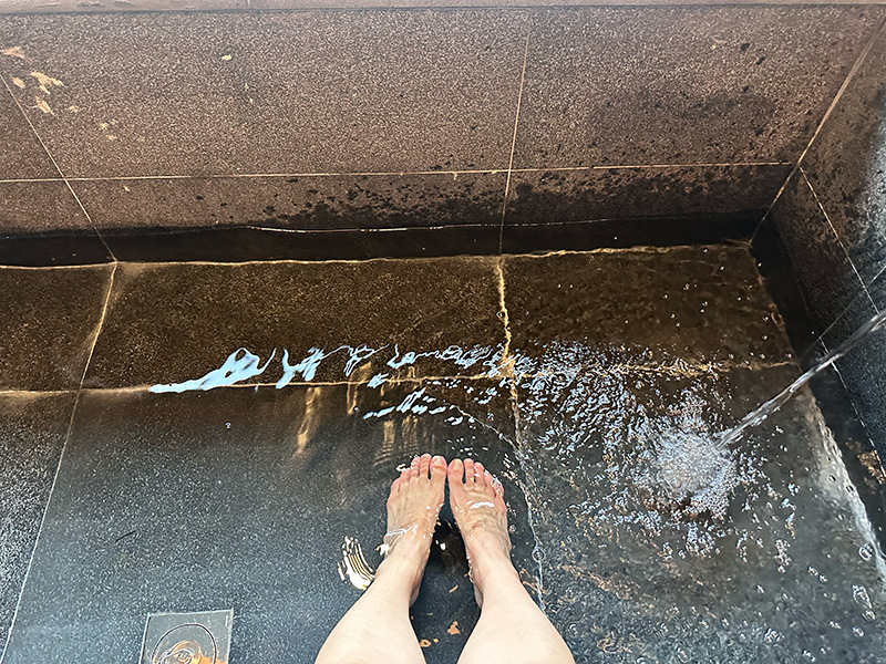 足湯につかっている写真