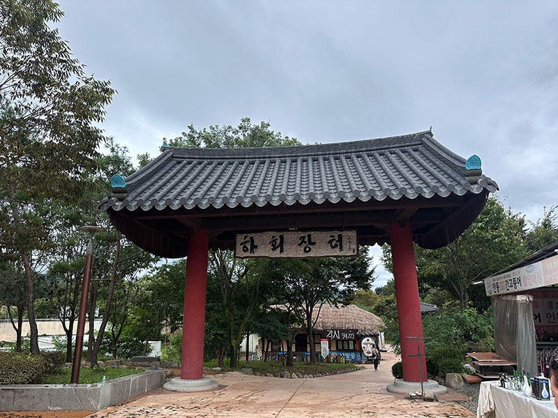 赤い柱と黒い屋根瓦の門の写真