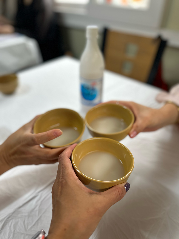 マッコリで乾杯している写真