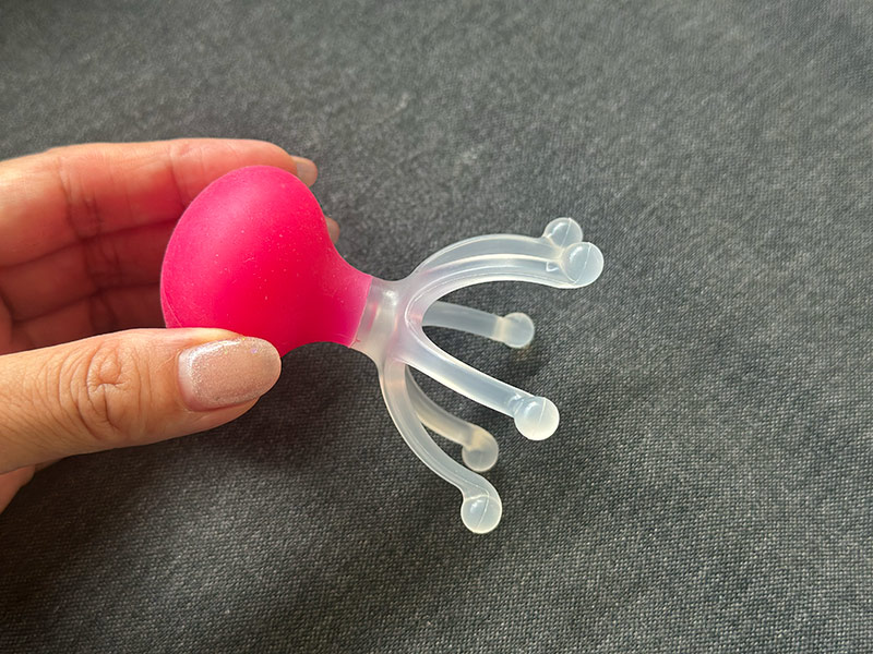 ピンクの部分を握ってマッサージする