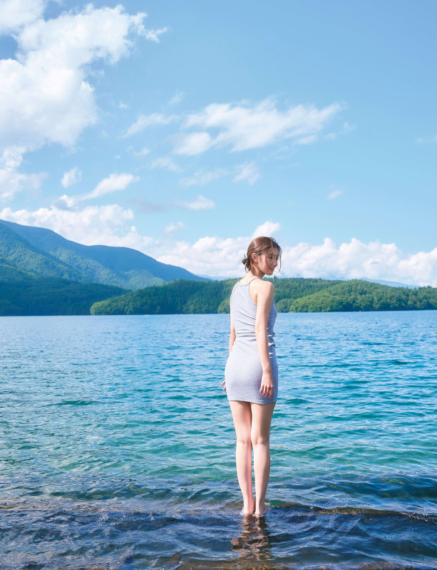 湖を背景にした宮本茉由さん