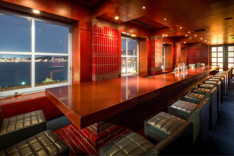 クラブラウンジの席の写真。窓から海の様子が見えている