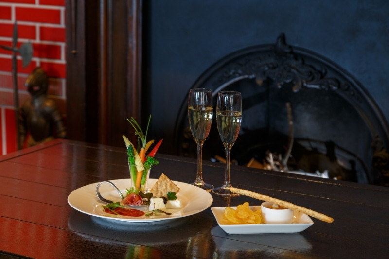 ラウンジの軽食の写真(ワインなど)