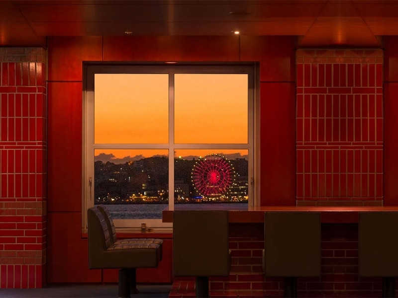 ラウンジから見える夕焼けの写真