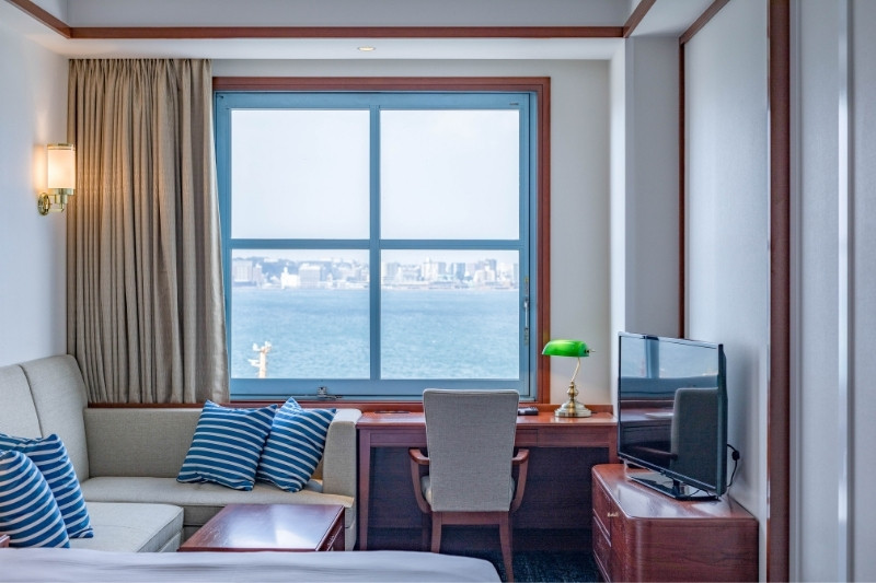 プレミア海峡デラックスツインの窓辺の写真