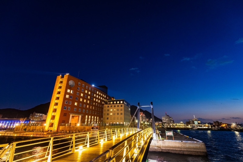 夜、ライトアップされたホテルの外観写真