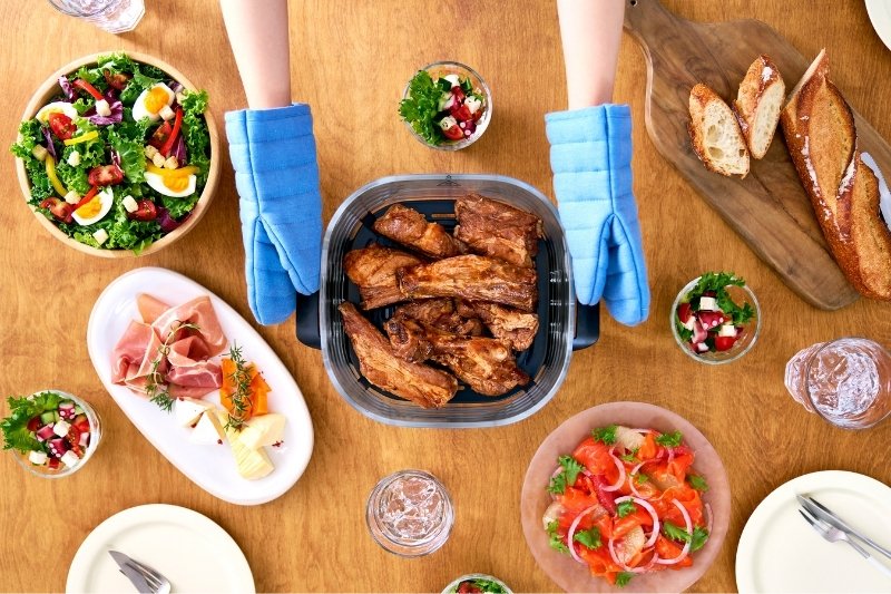 出来上がったコンテナで料理をサーブしている写真