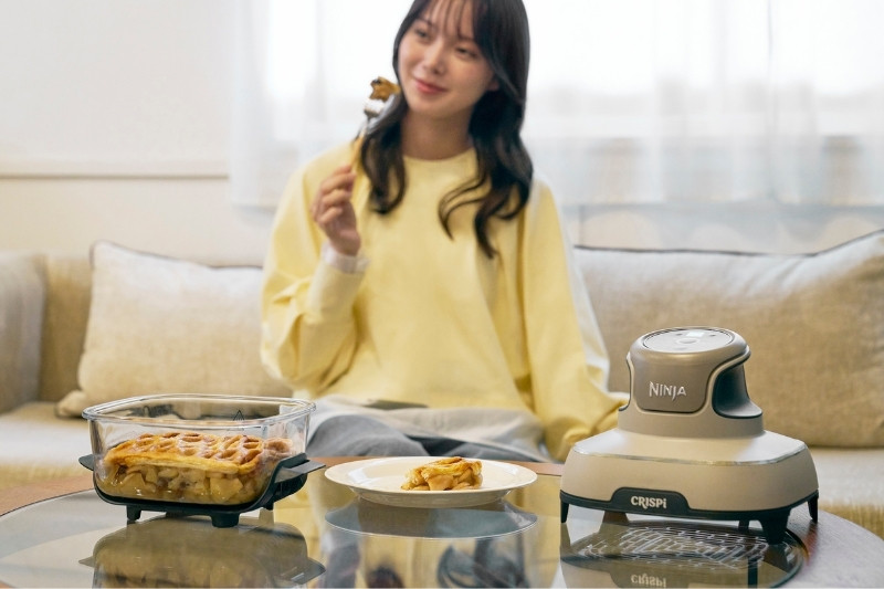 テーブルでパーティを楽しむ女性の写真