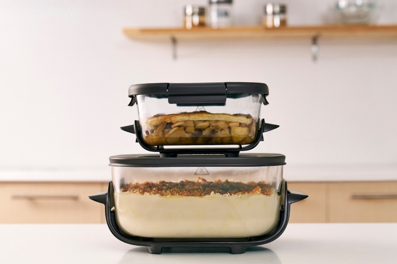 蓋をしたLサイズとSサイズのコンテナを重ねている写真