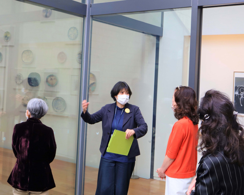 ヨックモックミュージアムをまわる学芸員と来訪者