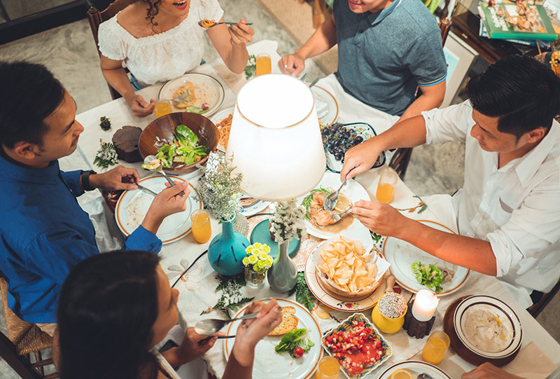 食卓を囲む様子