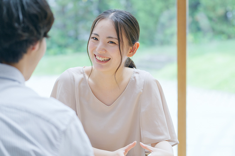 話をするカップル・夫婦