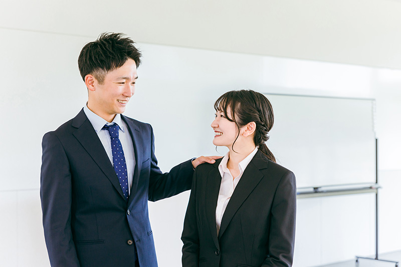 女性の方に触れる男性