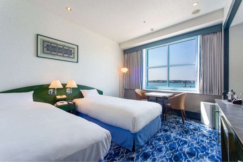 海峡側ツインルームのベッドの写真