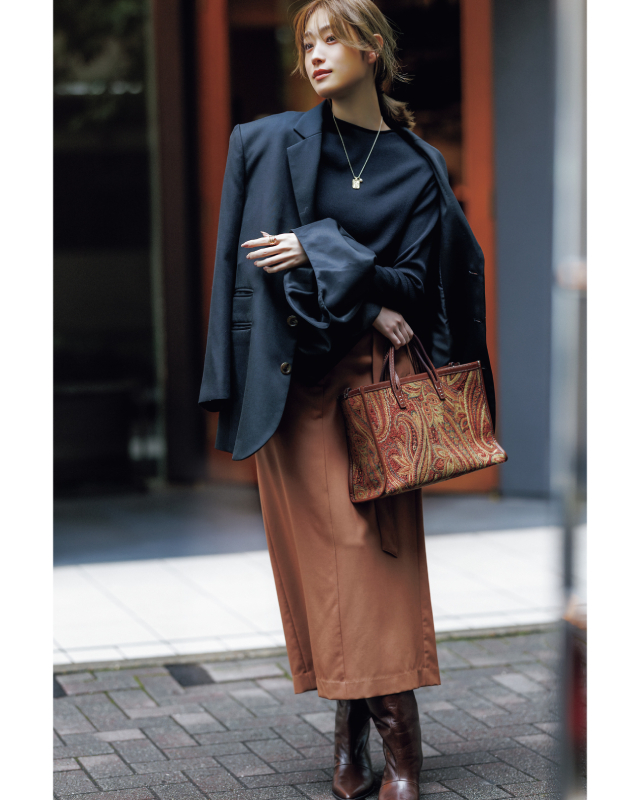 紺色ジャケット×袖コンシャスな映えニット×Iラインのブラウンスカートコーデ