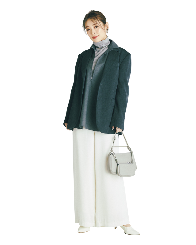 ライトグレーのタートルニット×グレーシャツ×チャコールグレーのノーカラージャケット×白ワイドパンツコーデ