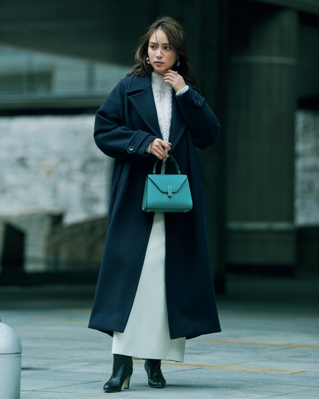 ダークネイビーのロングコート×オフホワイトのニットワンピースコーデ