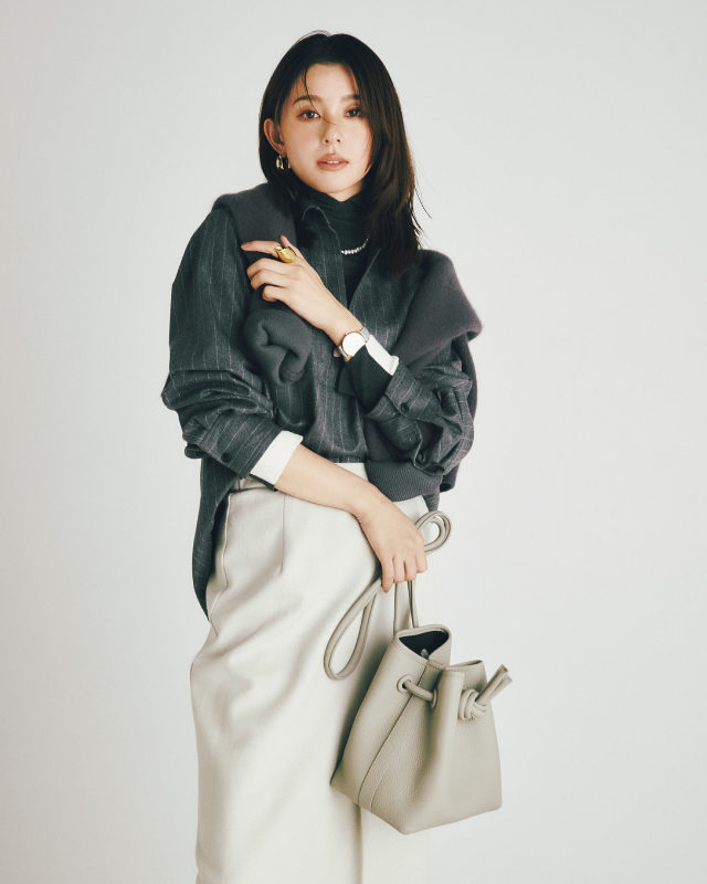 グレーニット×グレーシャツ×ライトグレーのタイトスカートコーデ