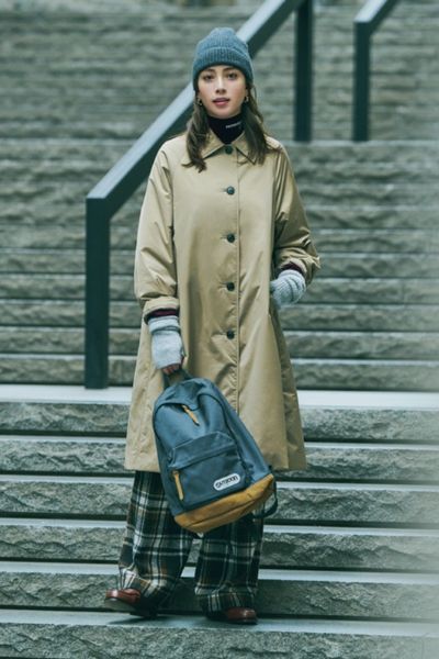 【12/7のコーデ】前を閉じて着るステンカラーコート。キャップとバッグを同色にしてメリハリを利かせて