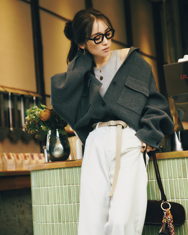 チャコールグレージャケット×ライトグレータンクトップ×白ワイドパンツコーデ