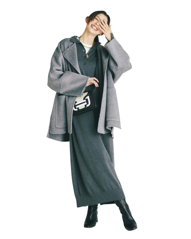 グレーコート×チャコールグレーのポロニットワンピース×白カットソー×黒ブーツコーデ