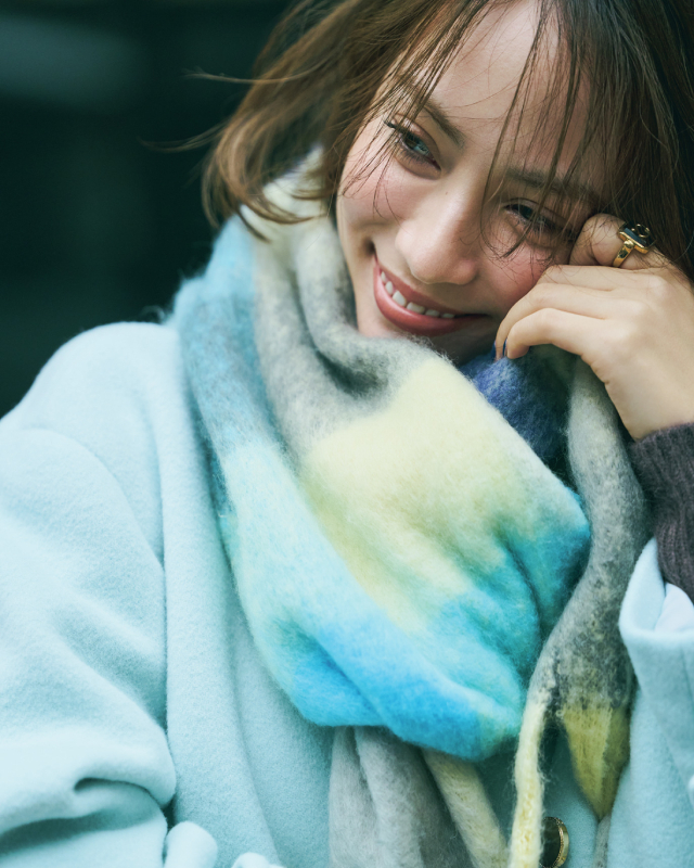 ライトブルーコート×肩に巻いたマルチカラーのチェック柄ストール×ネイビーワイドパンツコーデ