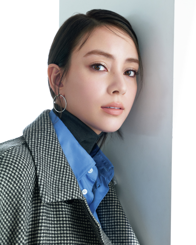 千鳥格子柄コート×ブルーシャツ×チャコールグレータートルニット×チャコールグレーワイドパンツコーデのアップショット