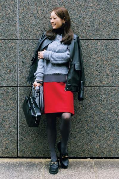 【12/20のコーデ】リバイバルの台形ミニをトレンドの赤で投入！ ダークトーンで大人っぽく