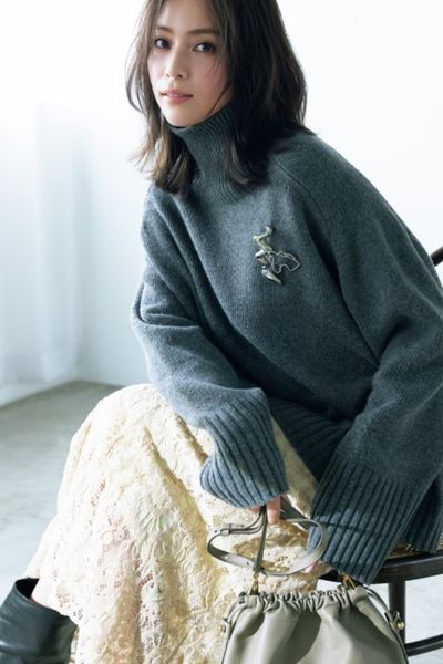 【12/23のコーデ】“映え小物”のブローチでより華やぐ、シンプルニット×レーススカートコーデ