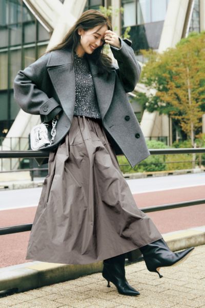 【12/24のコーデ】シルバーの輝きを足して、グレーのワントーンにキレ味を！