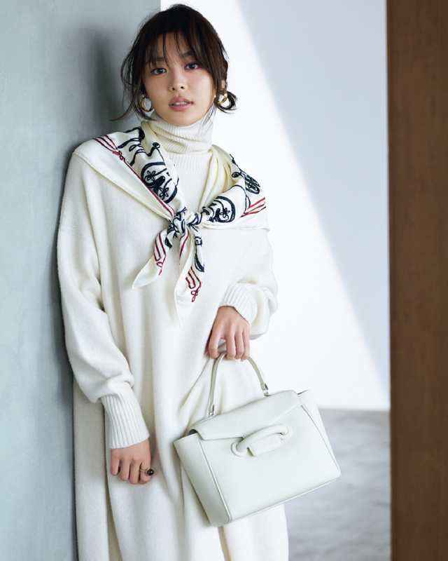 白ニットワンピース×白バッグ×肩に巻いた白地にネイビー・赤の柄が入ったスカーフコーデ