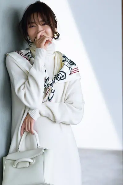 【12/25のコーデ】映えスカーフで、いつもの服をクリスマス仕様に♡