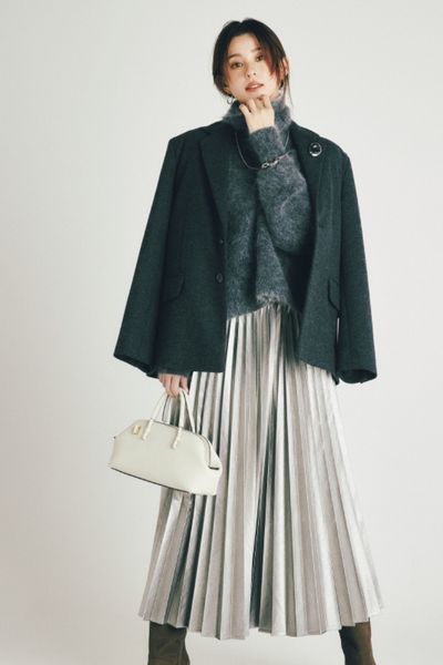 【12/26のコーデ】シルバーアクセで甘さを中和。大人グレーのプリーツスカートコーデ