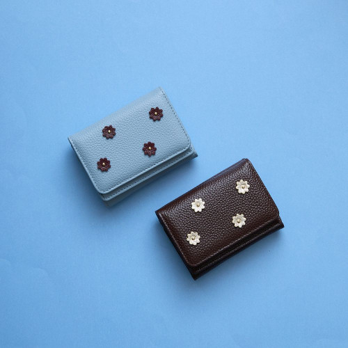 スモールフラワー ミニウォレット
ペールブルー、ダークブラウン