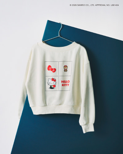 ボートネック裏毛プルオーバーをハンガーにかけた状態