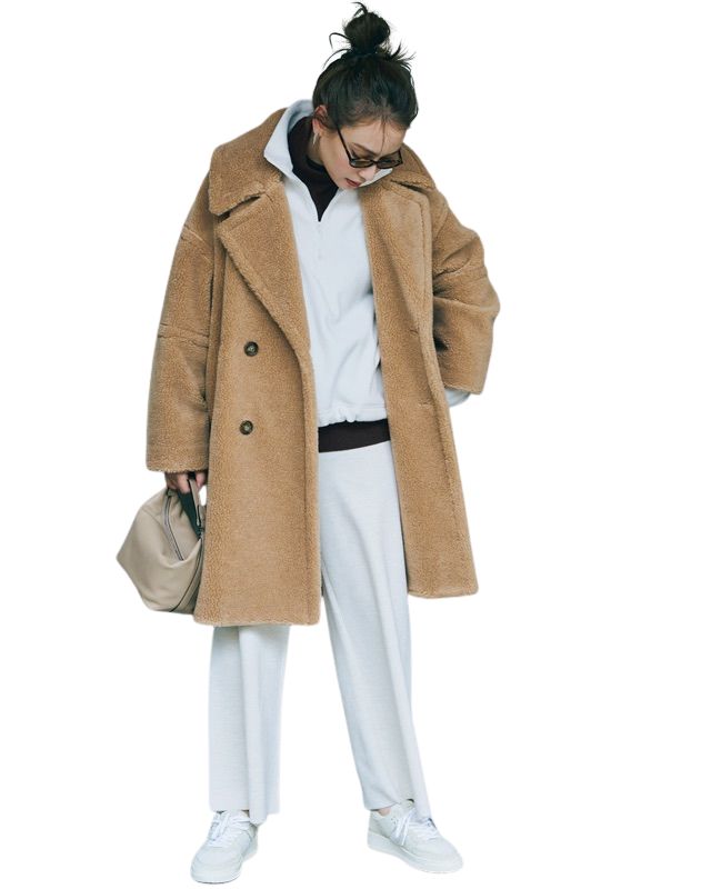 オーバーコート×白プルオーバー×タートル×白パンツ