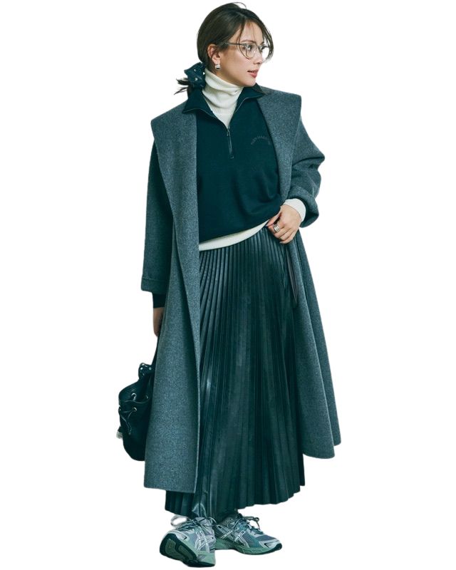 グレーロングコート×ハーフジップトップス×プリーツスカート