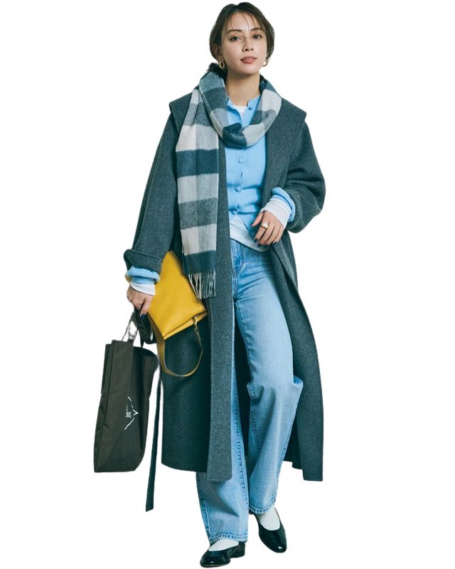 グレーロングコート×ライトブルーカーデ×デニム