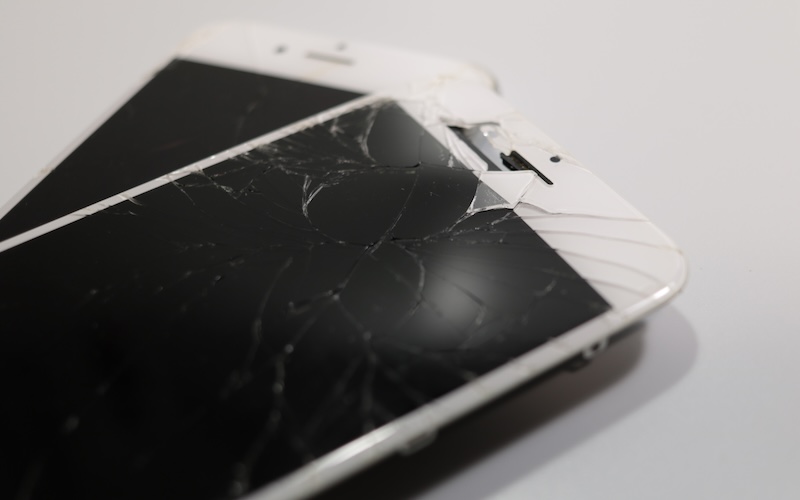 液晶画面が割れているスマホ