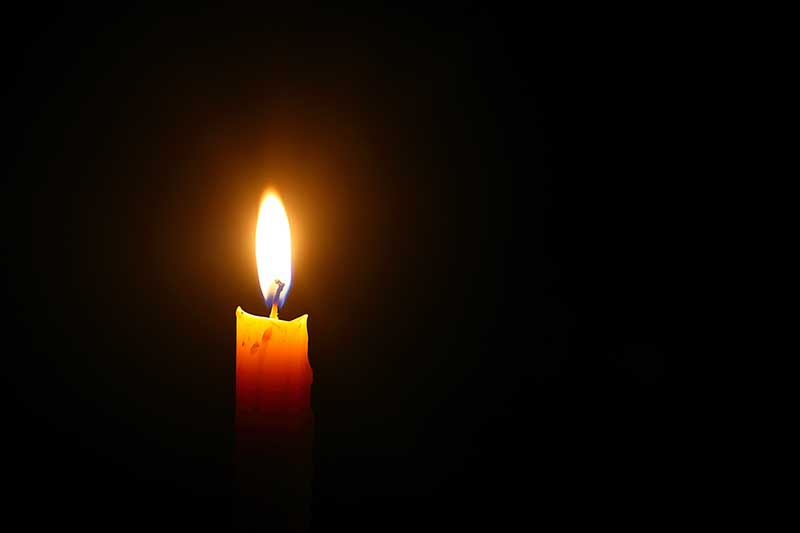 暗闇に灯るろうそく