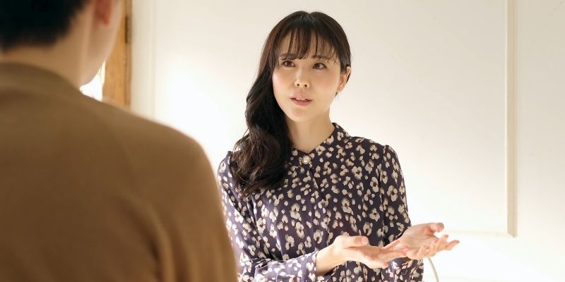 カフェで彼氏に怒っている女性の写真