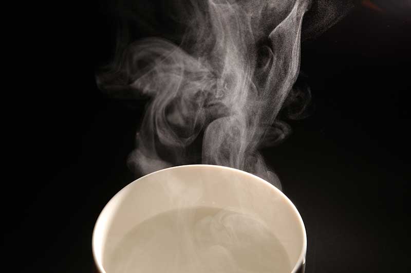 湯気をたてる白湯
