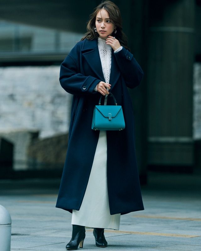 ネイビーロングコート×白ニット×白タイトスカート