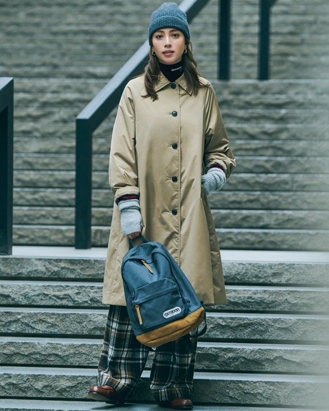 ステンカラーコート×チェック柄パンツ