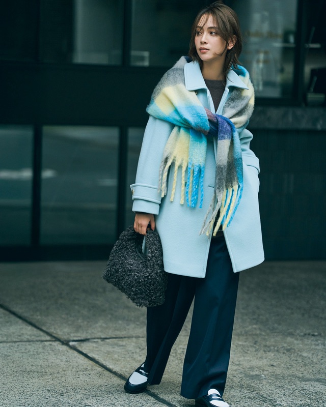 ライトブルーコート×柄ストール