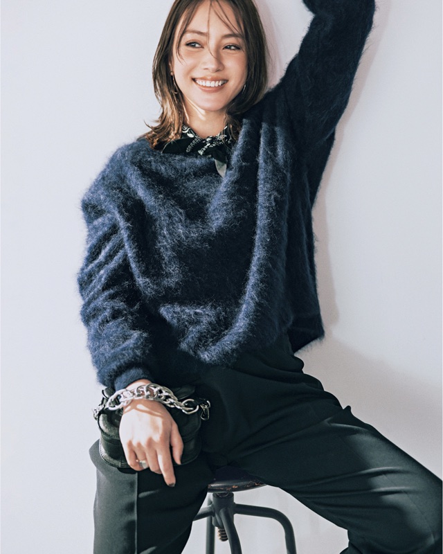 ネイビーカシミアニット×黒パンツ