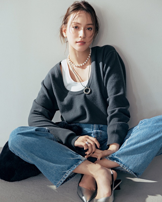 Uネックニット×タンクトップ×デニムパンツ