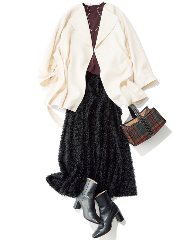 ミディ丈コート×ボルドー色ニット×フェザースカート